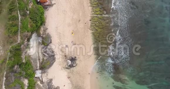在巴厘岛的岩石海滩上您可以尽情放松享受4k的美景视频的预览图
