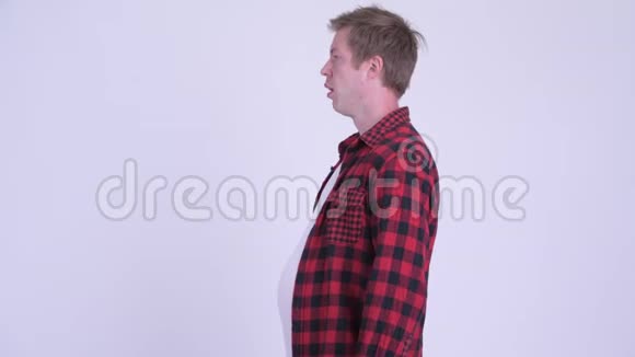 大腹便便的年轻肥臀男子的轮廓图视频的预览图