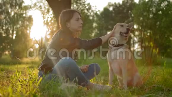 女主人和她的近亲狗之间温柔可爱的关系视频的预览图