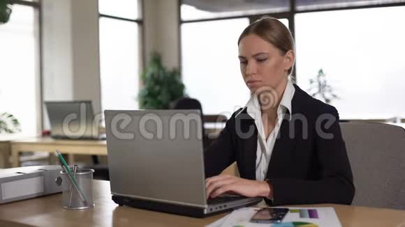 员工在笔记本电脑上工作时颈部疼痛工作压力大视频的预览图