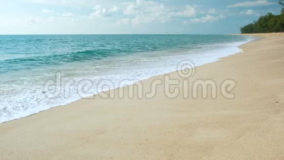 软波冲击在沙质海岸和热带安达曼海景美丽的暑假视频的预览图