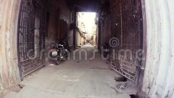 狭窄的街道打开了梅尔栅门鸽子飞了老比坎纳拉贾斯坦邦视频的预览图