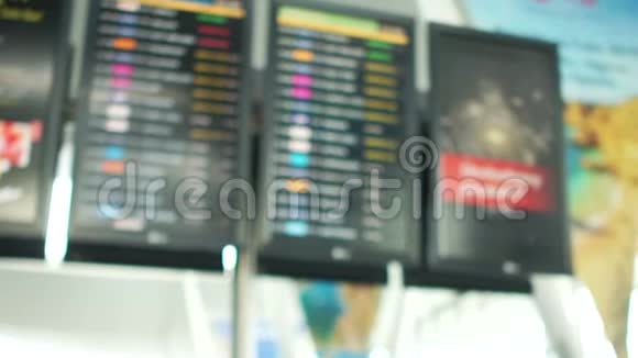 一男一女站在机场的航班时刻表前面准备着陆丈夫视频的预览图
