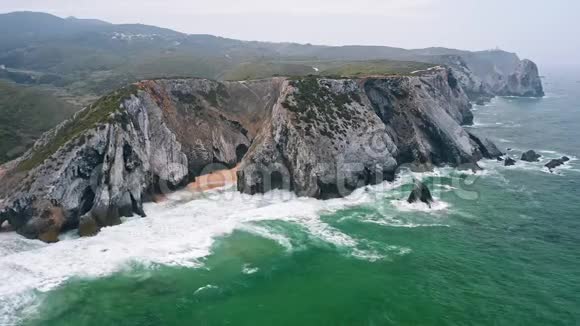 葡萄牙大西洋海岸普拉亚达阿德拉加海滩岩石悬崖形成的空中景观帕科灯塔酒店视频的预览图