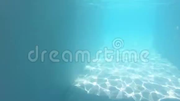酒店游泳池的水下录像视频的预览图