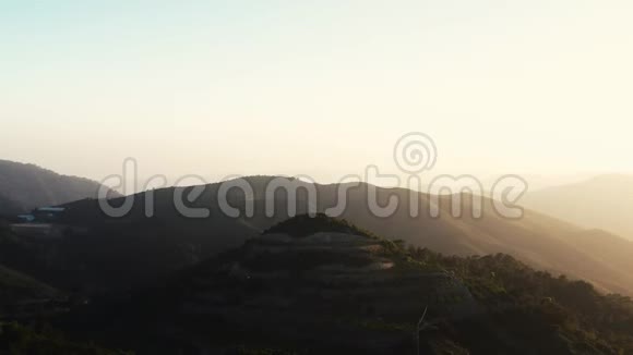 日落时被Troodos山包围的山上的葡萄园塞浦路斯视频的预览图