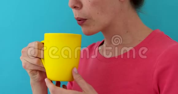 休闲女性饮用热饮视频的预览图