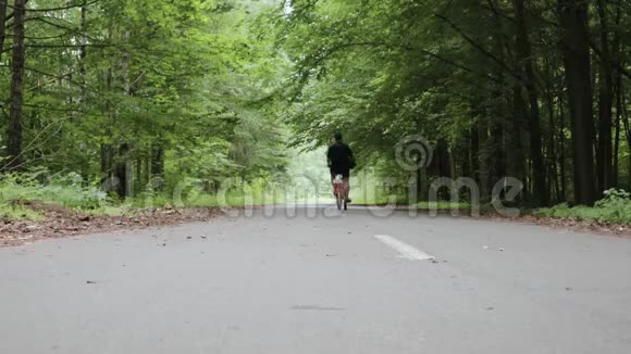 成年男子骑自行车上路视频的预览图