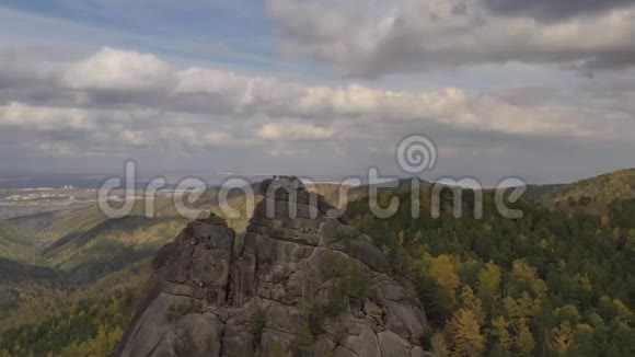 鸟瞰一群游客在秋天森林的高崖上西伯利亚大自然中的自由单人攀岩视频的预览图