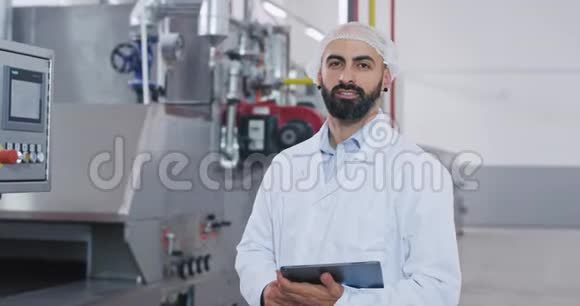 男子工程师带着平板电脑和他的辅助背景特写肖像直视着相机微笑视频的预览图