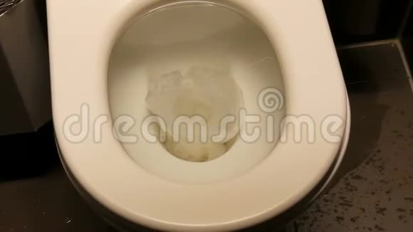 一个堵塞的陶瓷白色碗厕纸近视水在地板上蔓延视频的预览图