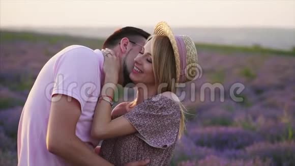 年轻夫妇在花薰衣草地亲吻动作缓慢视频的预览图
