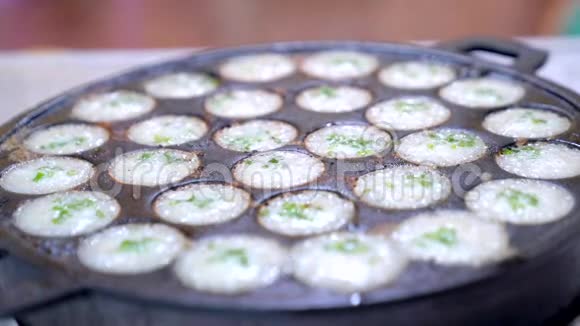 女性烹饪泰国传统的本地甜点KanomKrok与特定的平底锅视频的预览图