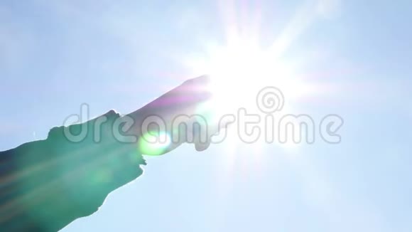 手指向太阳在背光男性手指乐观的手势视频的预览图