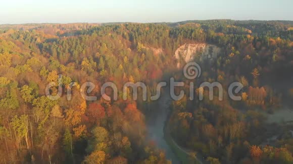 维尔纽斯的维尔尼亚河和普克奥里亚地质环境的早晨鸟瞰图视频的预览图