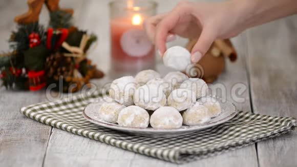 传统圣诞雪球饼干饼干覆盖糖粉圣诞新年节日装饰品视频的预览图