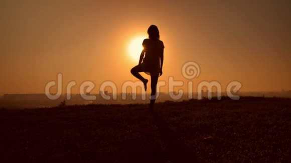 站在日出前的女人的后景视频的预览图