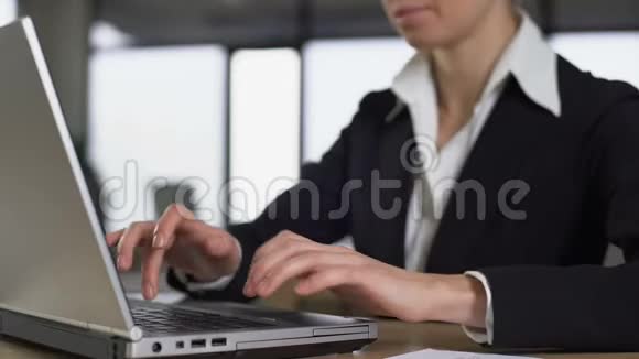 女商人完成笔记本电脑职业和就业概念特写视频的预览图