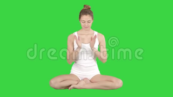 迷人的瑜伽士微笑着在绿色屏幕上完成练习铬键视频的预览图