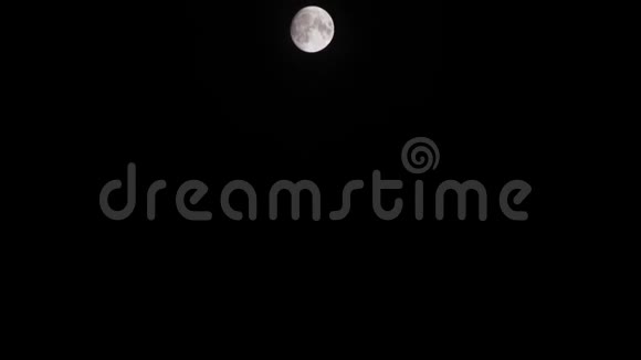 满月从顶部出现在夜间移动视频的预览图