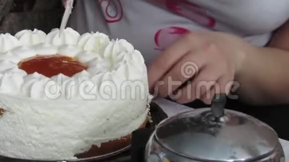 切生日蛋糕视频的预览图