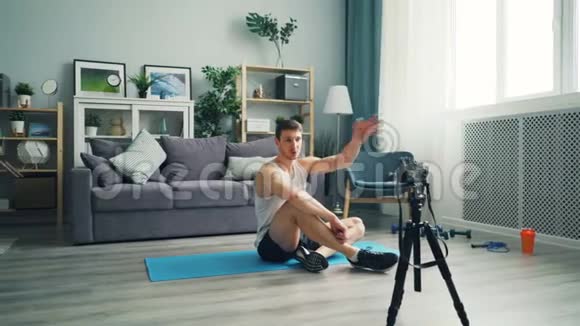 年轻男子vlogger录制视频谈话和锻炼腹部肌肉视频的预览图