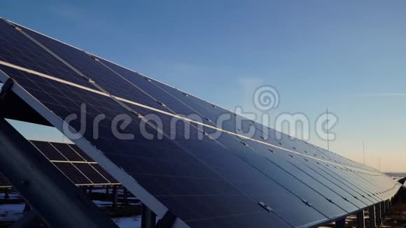 太阳能电池板太阳能电池在现场阳光下现代绿色能源视频的预览图