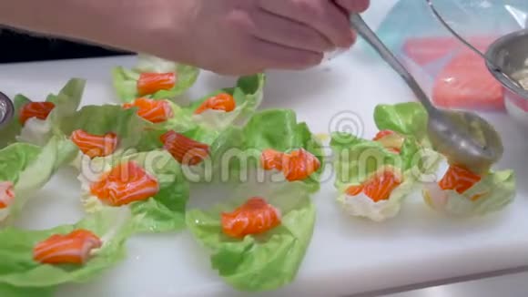 国际厨师烹饪新鲜三文鱼作为开胃菜视频的预览图