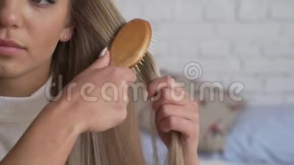 头发有问题的女人那个女孩坐在家里注意到头发状况不好视频的预览图