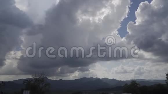 时间推移吹云与运动阳光束槽云视频的预览图