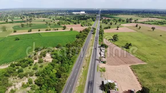 无人机拍摄了热带地区乡村道路的鸟瞰景观有农业农场和自然环境视频的预览图
