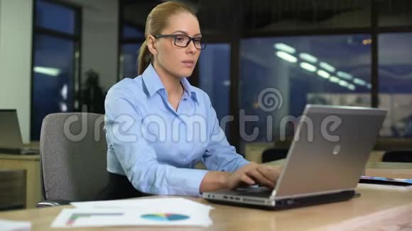 快乐的女人在笔记本电脑上完成项目离开办公室成功的工作日视频的预览图