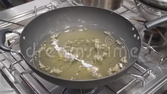 三文鱼片是用锅里的煮油炸的视频的预览图