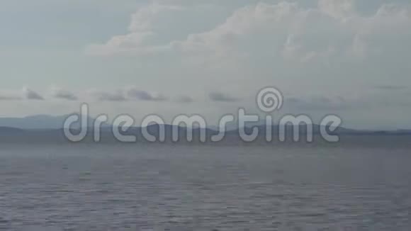 时间推移简单的海洋与山的一层并在天空中咯咯作响视频的预览图