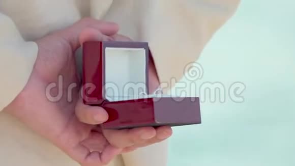 新郎的订婚戒指就在他的背上等待着送给新娘视频的预览图