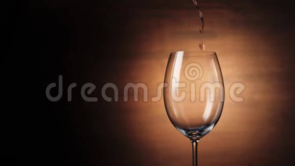 豪华红酒手把美味的葡萄酒从间歇喷泉在酒杯棕色背景玫瑰酒视频的预览图