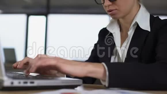 特写女士在笔记本电脑上打字对工作中的麻烦和压力感到恼火视频的预览图