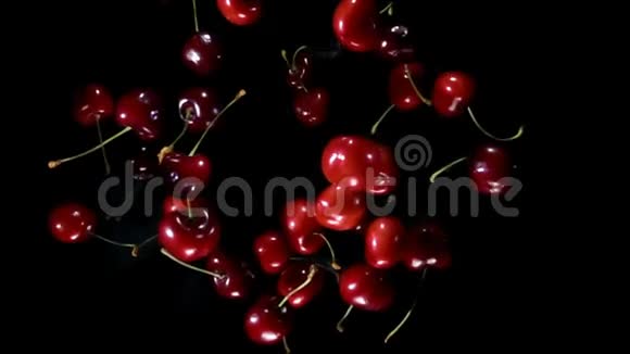 成熟的果汁樱桃在镜头前跳动视频的预览图