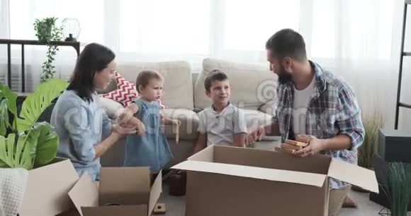 一家人在纸箱里玩女婴视频的预览图