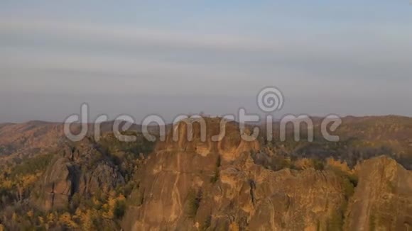 秋林高正长岩在日落时的空时移视频的预览图