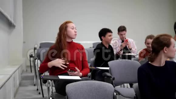 学生们在大学里坐在教室里视频的预览图