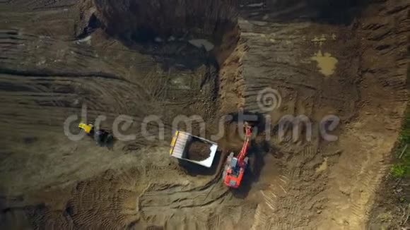 高空俯视超距挖掘机装载自卸车和土方视频的预览图