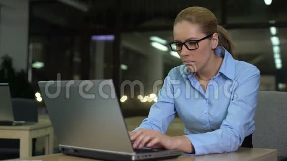 精疲力竭的女商人打哈欠在办公室上夜班过度劳累的观念视频的预览图