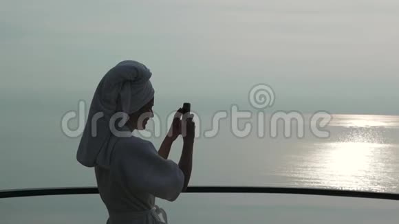 女孩在度假时拍海洋照片视频的预览图