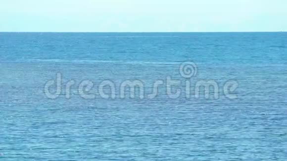 从泰国芒诺克岛拍摄的海面和晴朗的天空中的一条水平线视频的预览图