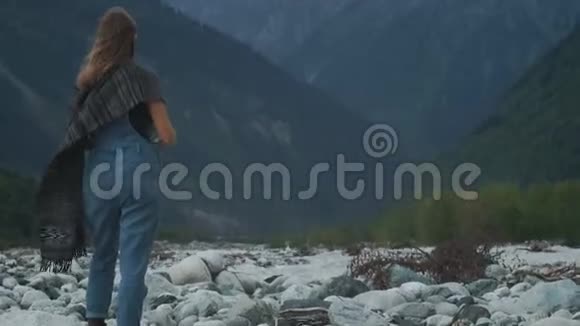 年轻迷人的女孩旅行者博客制作了一张大山的照片在智能手机上穿着暖和的衣服视频的预览图