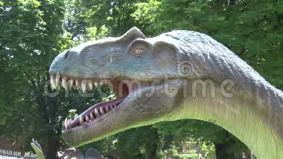 现实的异龙恐龙在公园头视频的预览图