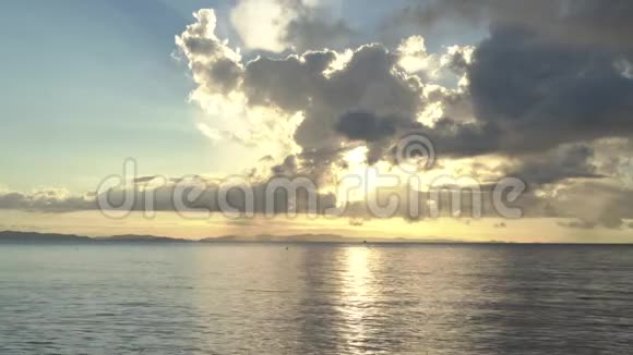 云在天空下的海滩上用小波浪遮住了太阳海视频的预览图