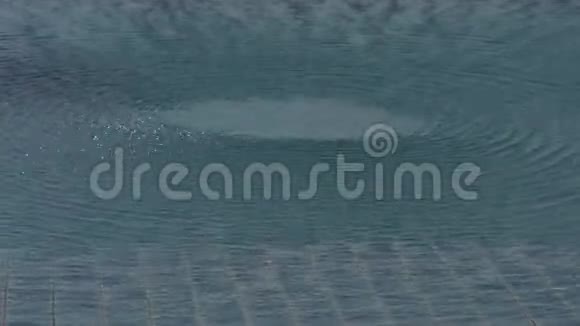 关闭池中的圆圈波由无人机在上面飞行视频的预览图
