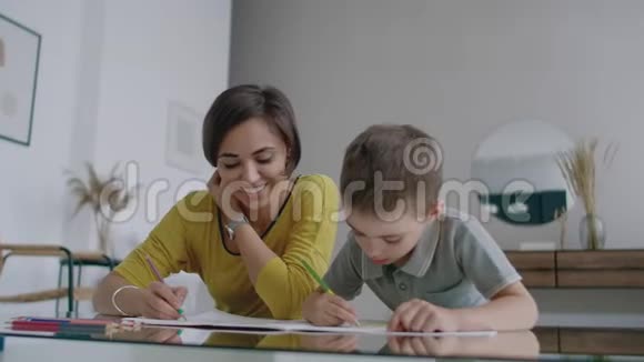 妈妈带着小儿子拿着彩色铅笔笑视频的预览图
